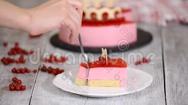 一块用浆果装饰的美味的红色醋栗<strong>慕斯</strong>蛋糕。